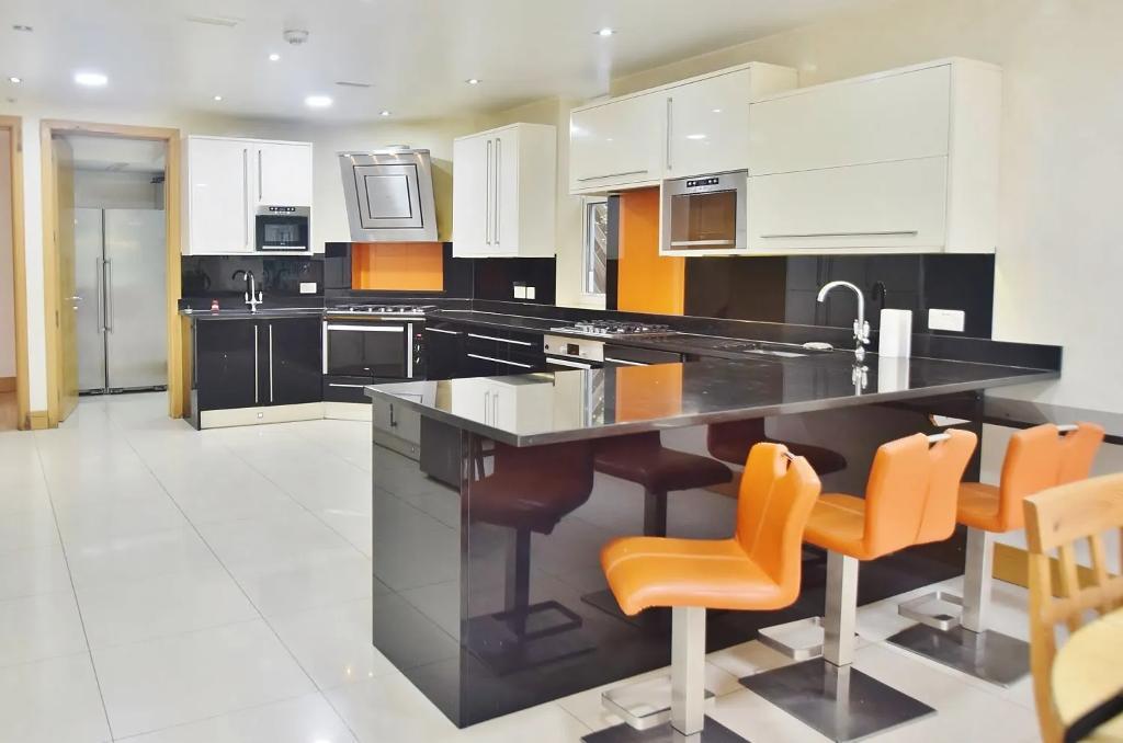 House Courtleigh Gardens in Greater London