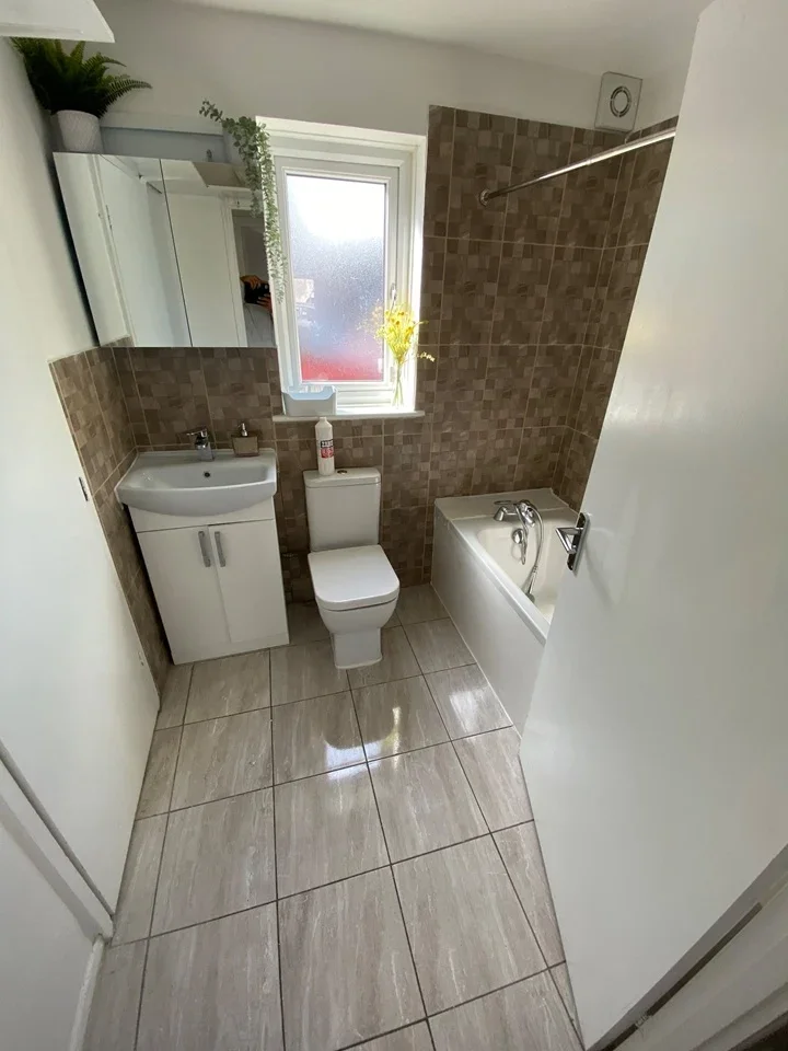 Flat Ladywell Road in Greater London