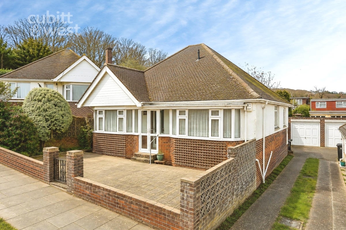 House Cannock Drive in Maidstone
