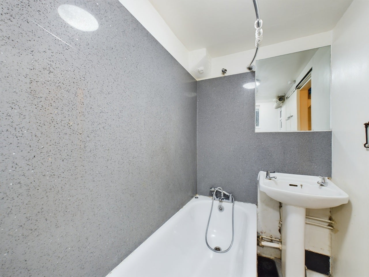 Room High Street Colliers Wood in Greater London