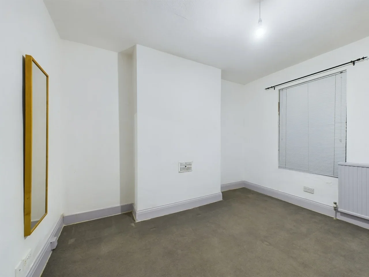 Room High Street Colliers Wood in Greater London