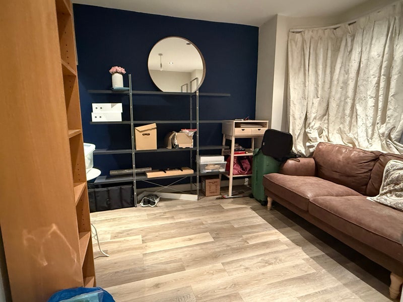 Room Orchard Avenue in Metropolitan Borough of Solihull