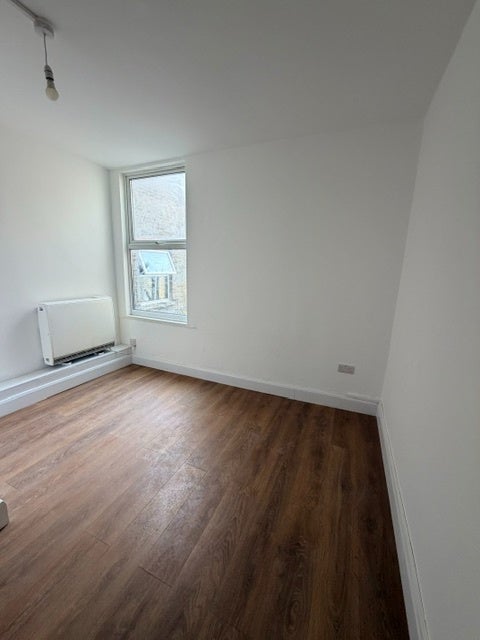 Flat Whitestile Road in Greater London