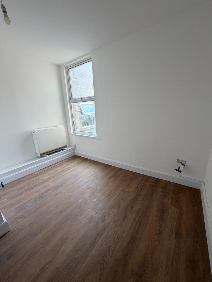 Flat Whitestile Road in Greater London