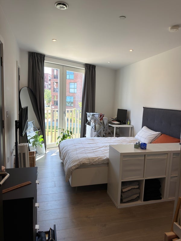 Room Parkes Street in Greater London