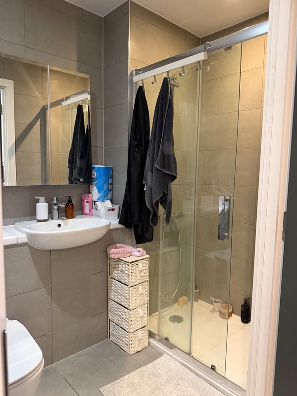 Room Parkes Street in Greater London