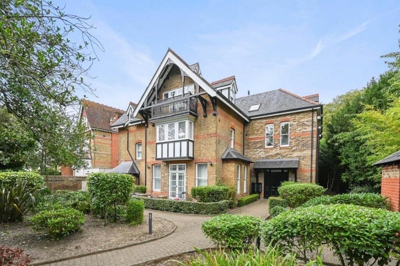 Room North Common Road in Greater London