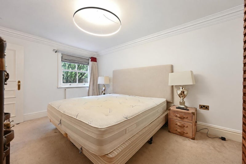 Room North Common Road in Greater London