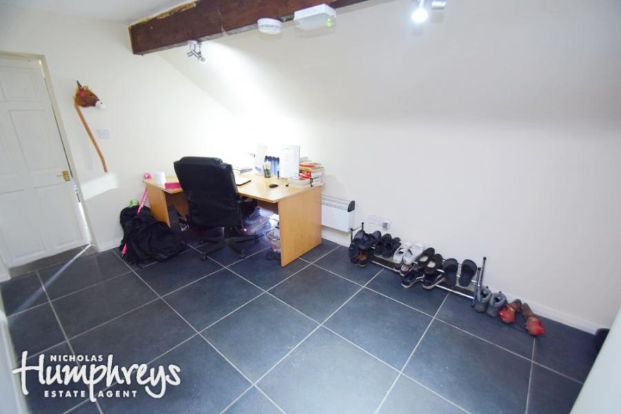 Flat Cauldon Road in Stoke-on-Trent