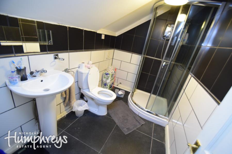 Flat Cauldon Road in Stoke-on-Trent
