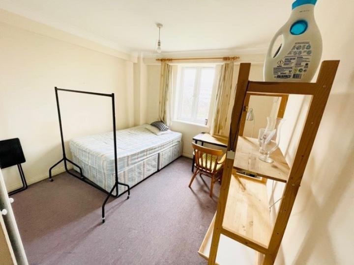 Flat Tawny Way in Greater London