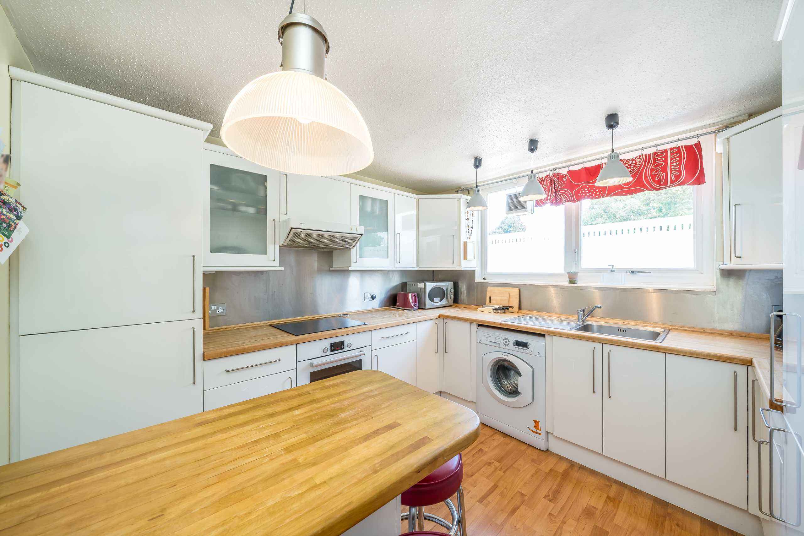 Flat Cressingham Gardens in Greater London