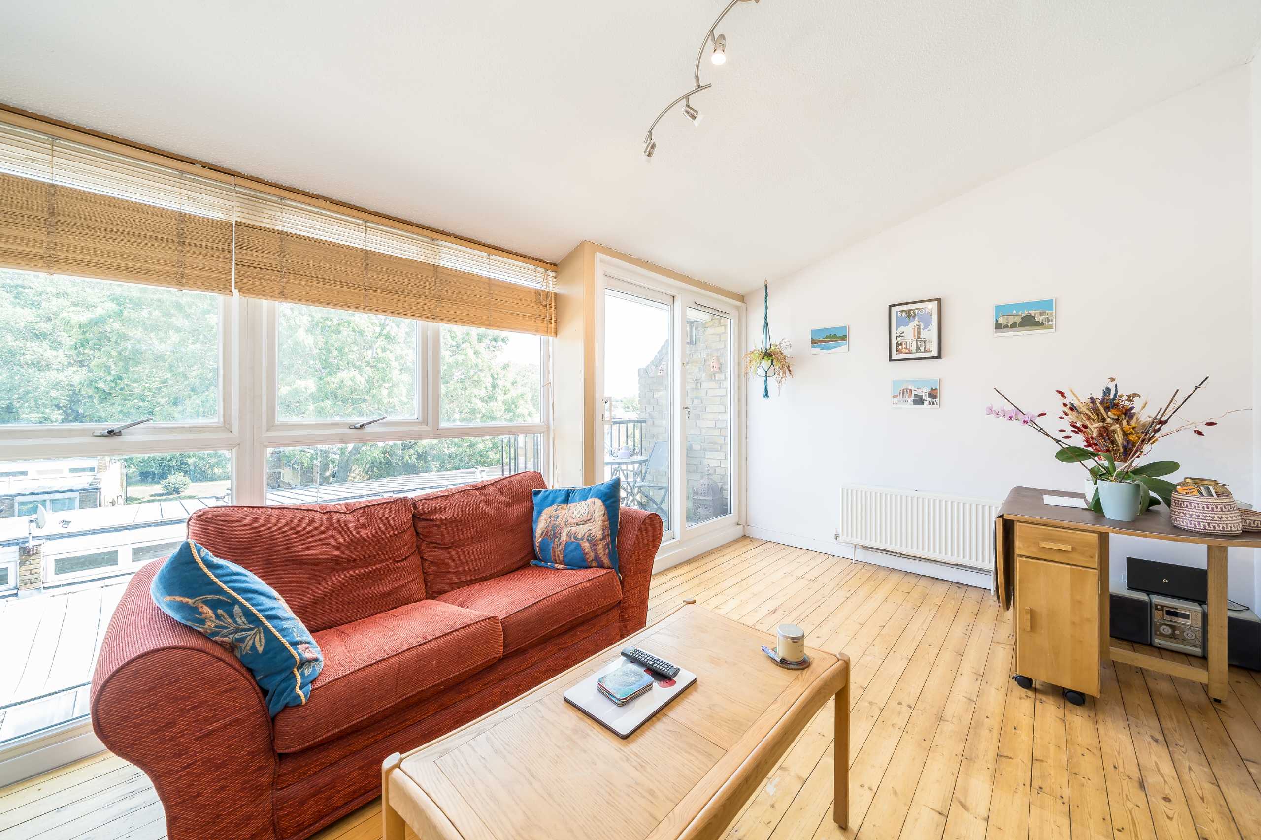 Flat Cressingham Gardens in Greater London