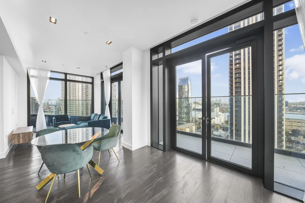 Flat Bradfield Road in Greater London