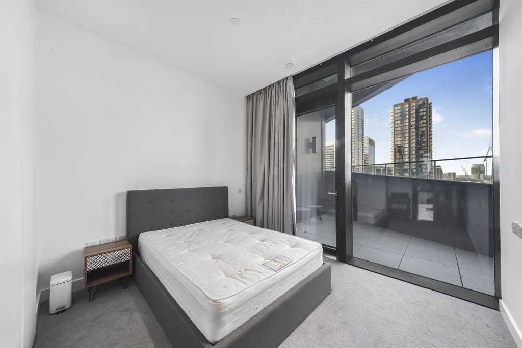 Flat Bradfield Road in Greater London