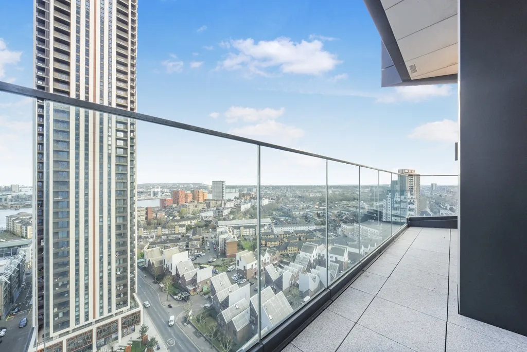 Flat Bradfield Road in Greater London