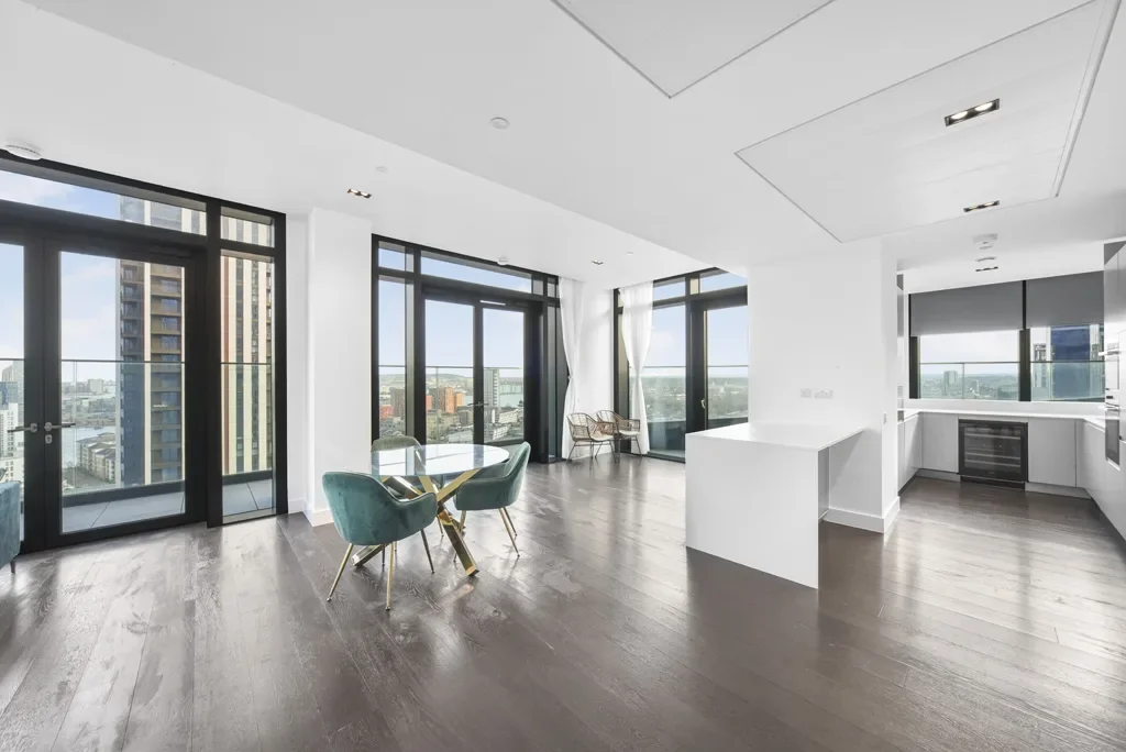 Flat Bradfield Road in Greater London
