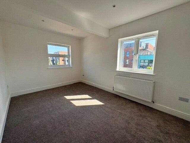Flat Leigh Road in Eastleigh