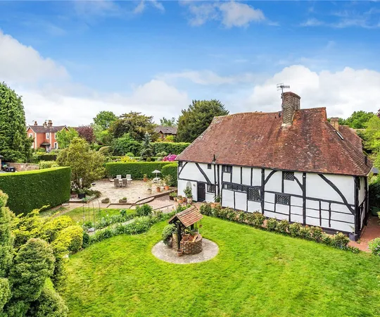 Flat Godstone Road in Lingfield