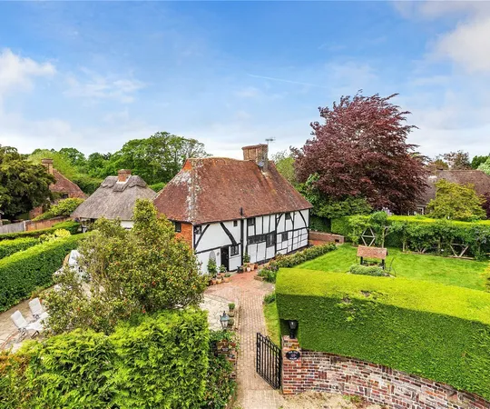 Flat Godstone Road in Lingfield