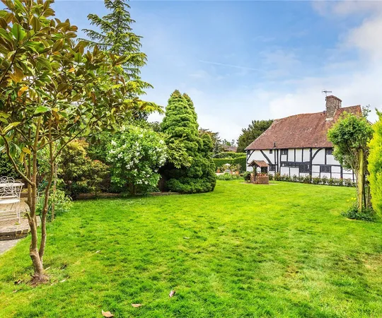 Flat Godstone Road in Lingfield