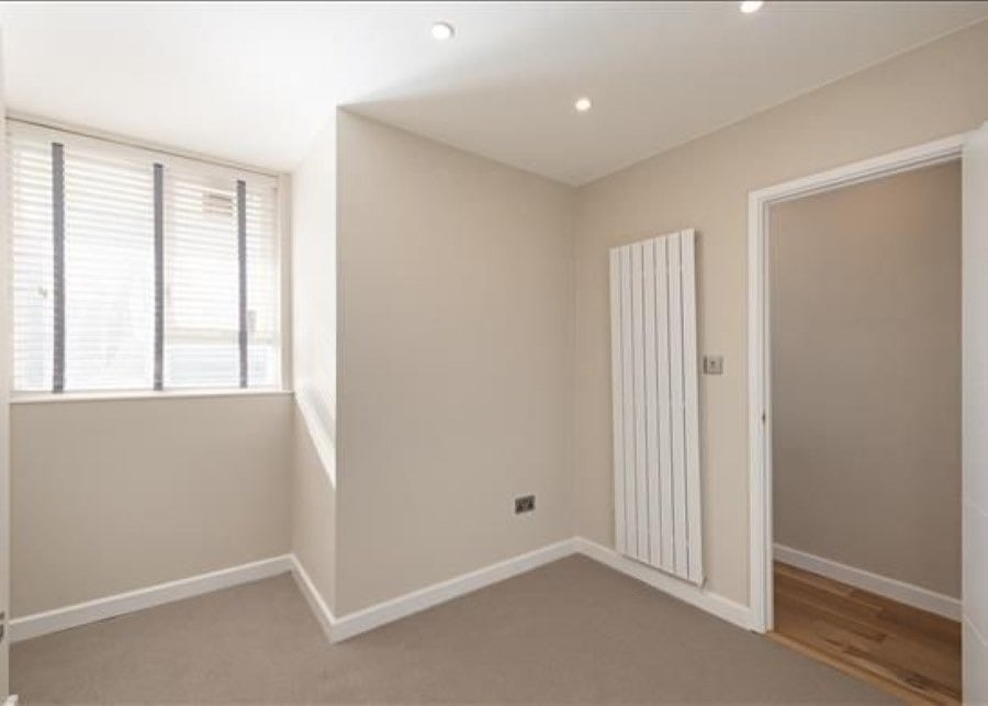 Flat Alleyn Court in City of Westminster