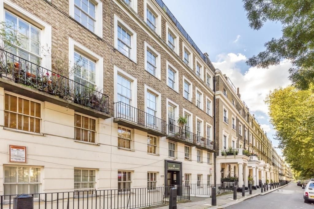 Flat Alleyn Court in City of Westminster