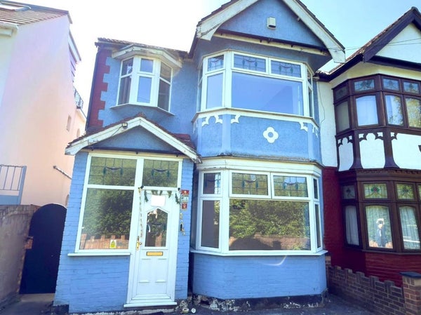 House Woodford Avenue in London