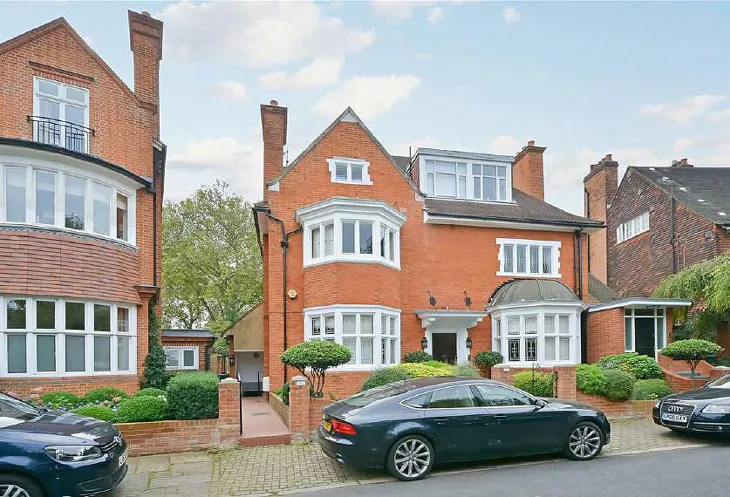 Flat Elsworthy Road in Greater London