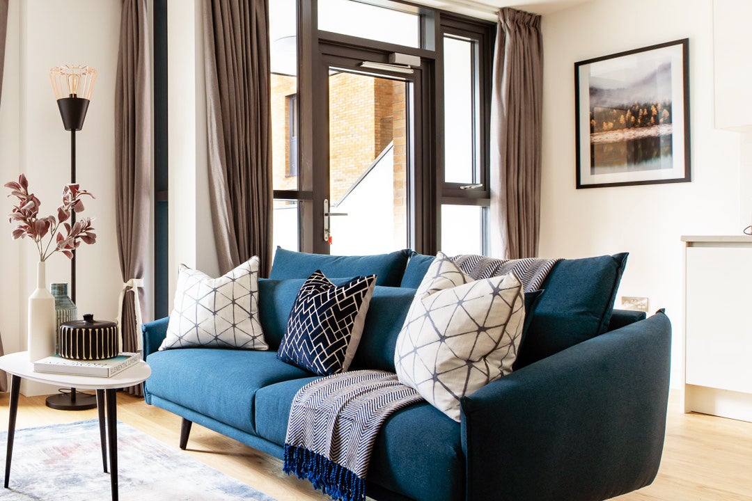 Flat Montrose Crescent in Greater London