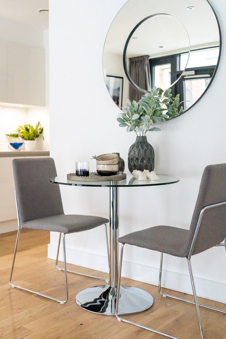 Flat Montrose Crescent in Greater London