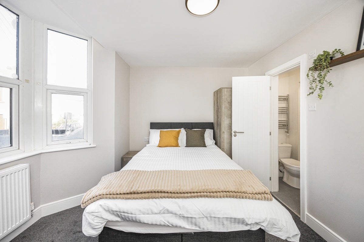 Room College Avenue in Gillingham