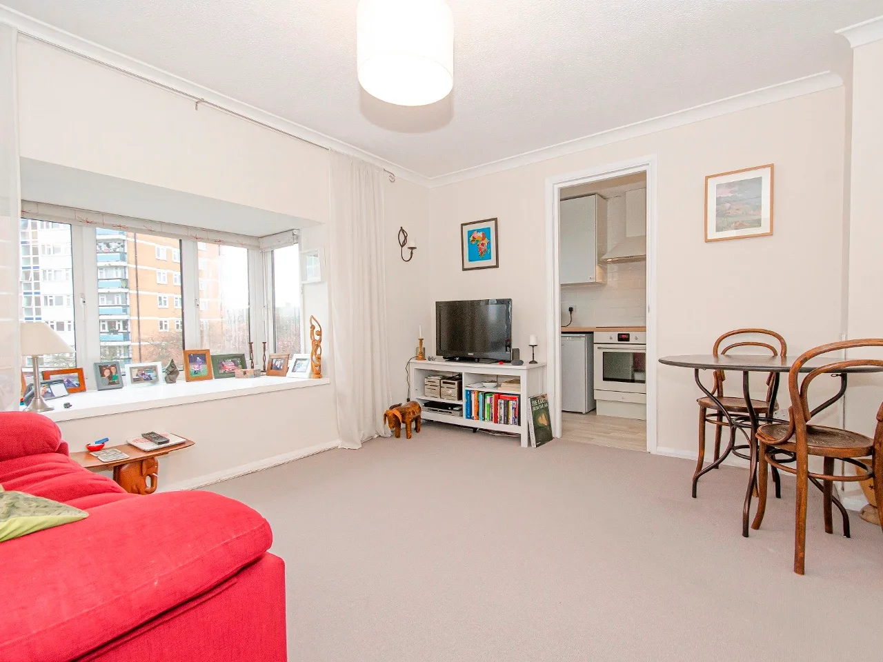 Flat Oakridge Drive in Greater London