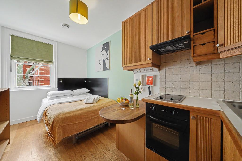 Flat Cartwright Gardens in Greater London