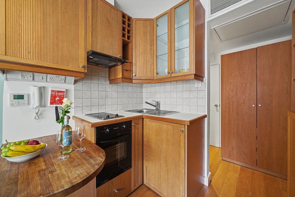 Flat Cartwright Gardens in Greater London