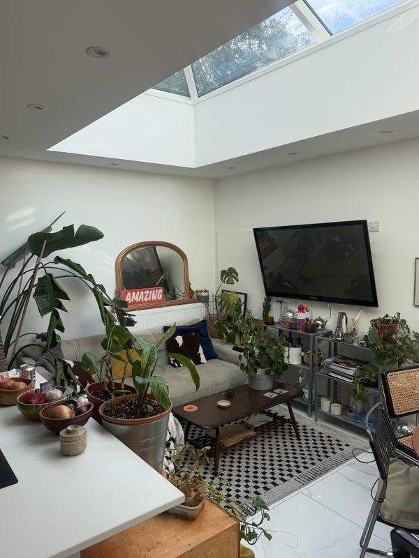 Room Rushmore Road in Greater London