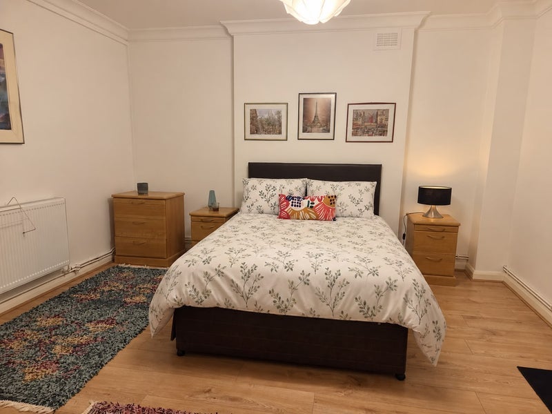 Room Lyndhurst Road in Greater London