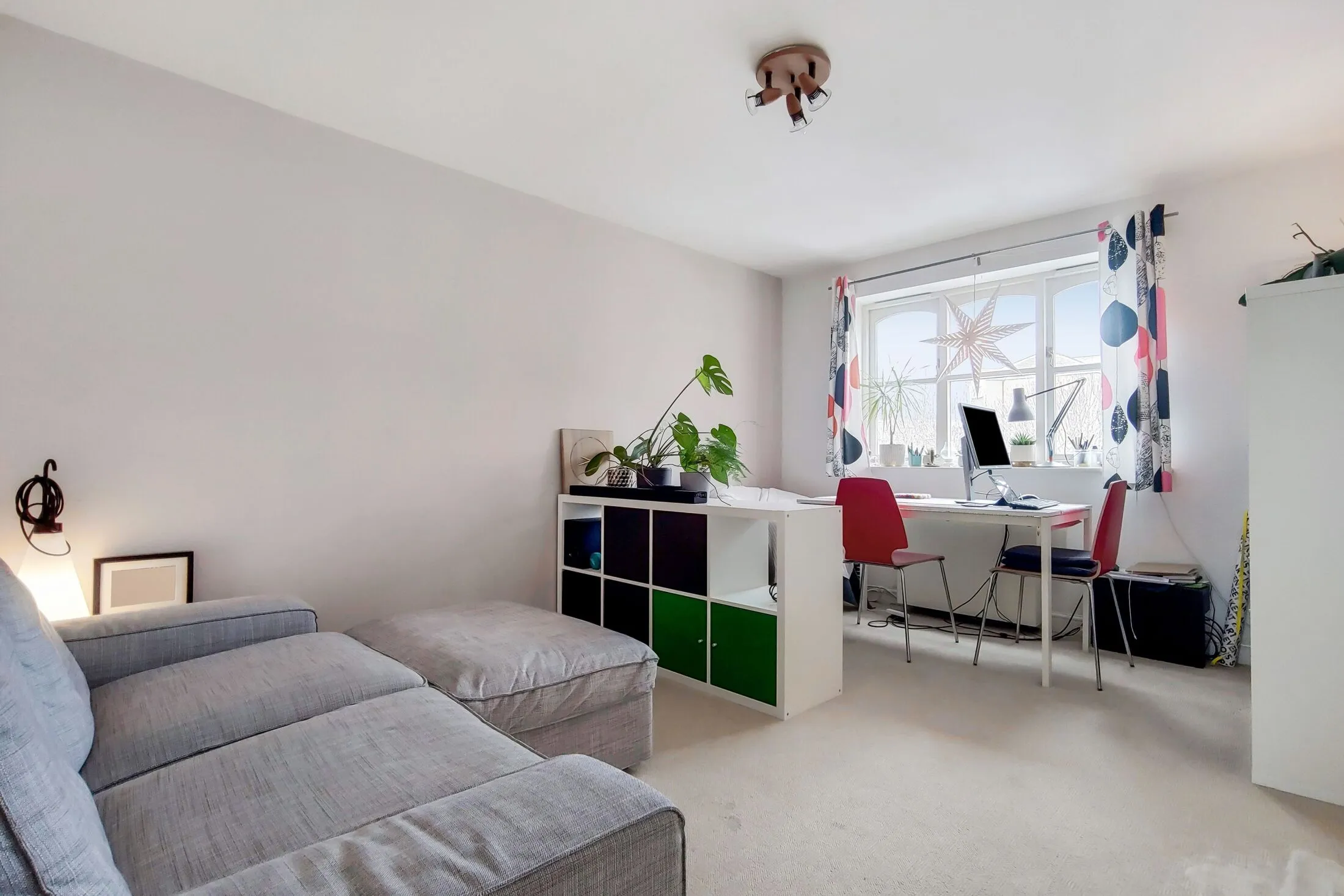 Flat Wheat Sheaf Close in Greater London
