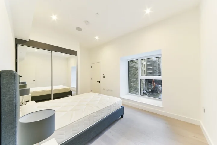 Flat Tannery Square in Greater London