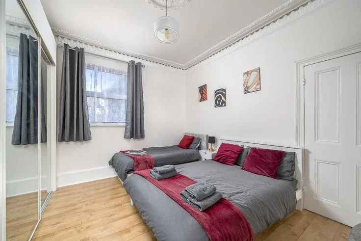 Flat Coldham Court in Greater London