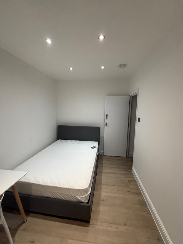 Room Shirbutt Street in Greater London