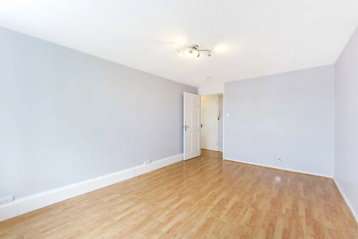 Flat Smallwood Road in Greater London
