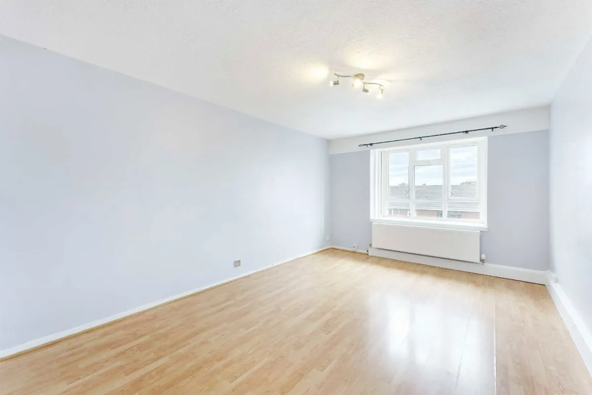 Flat Smallwood Road in Greater London