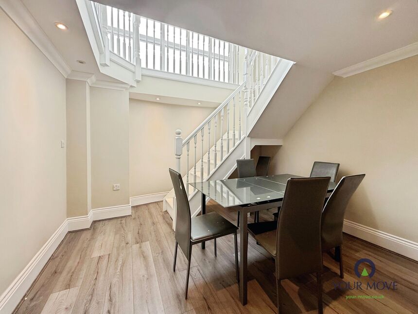 Flat Moat Lane in Greater London