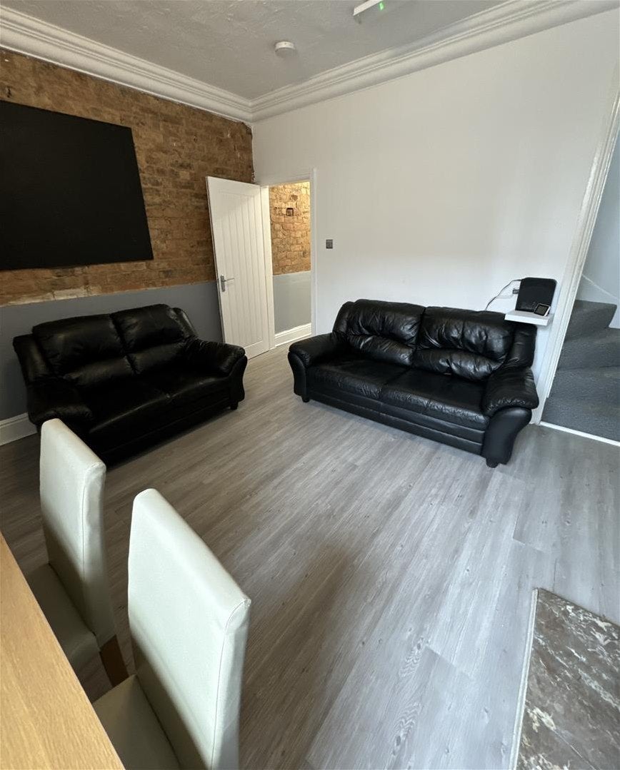 Room Mostyn Road in Birmingham