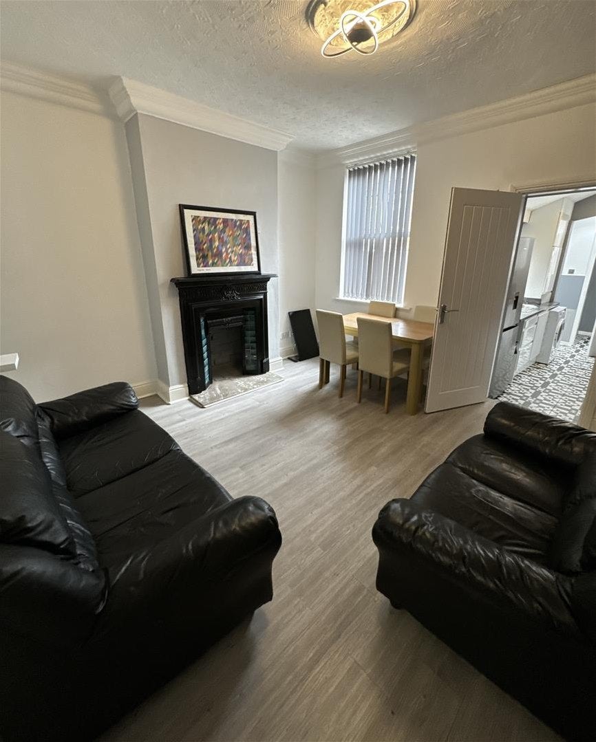 Room Mostyn Road in Birmingham