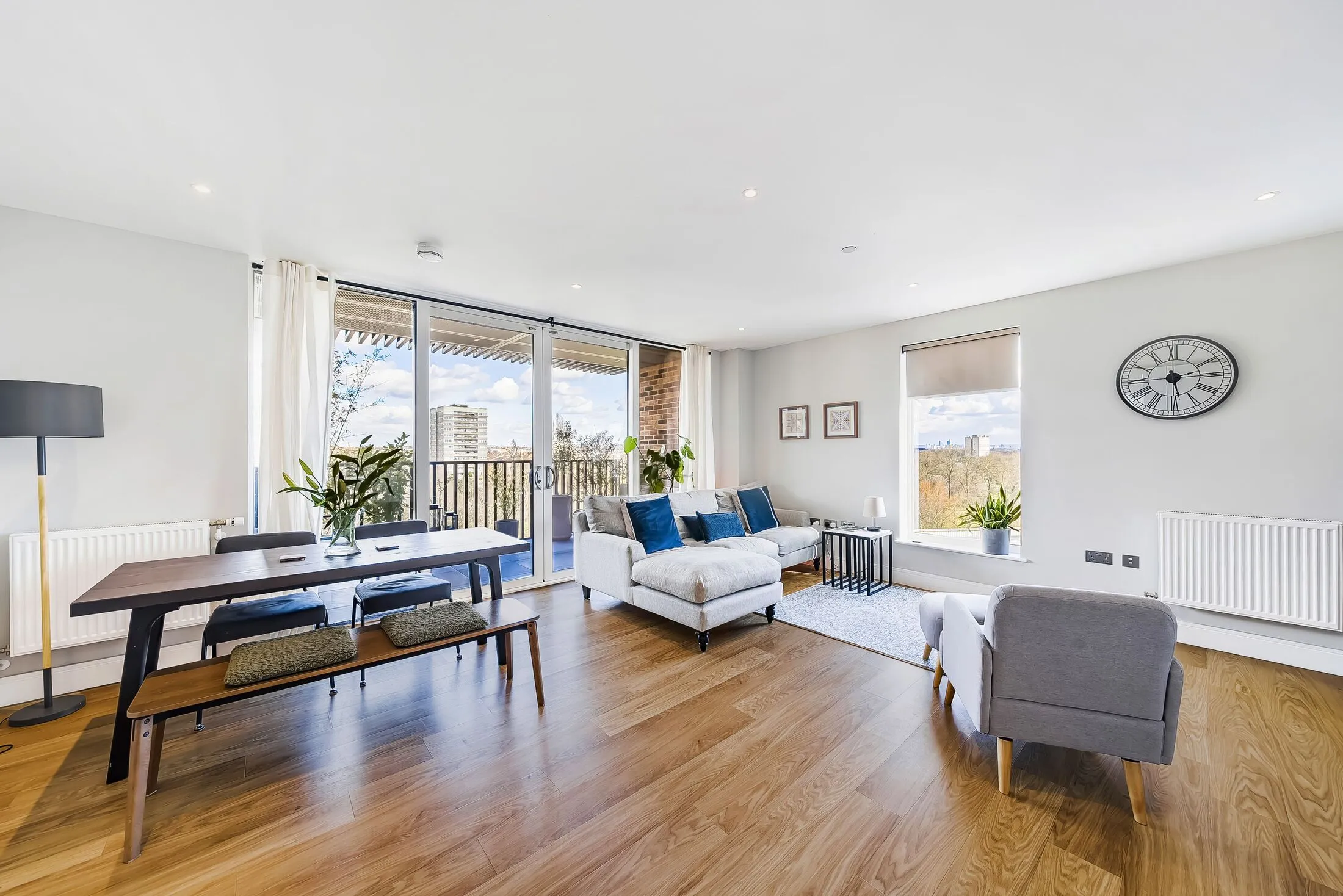 Flat Plough Lane in Greater London