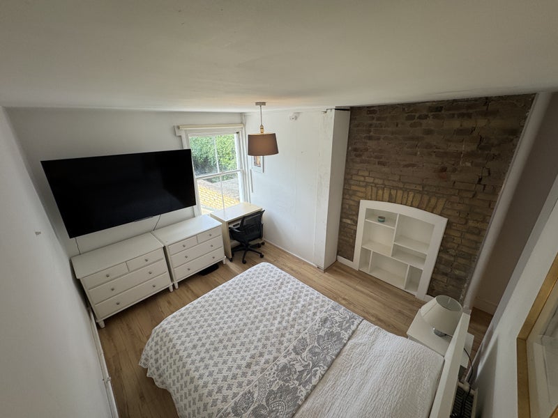 Room Oakhill Road in Greater London