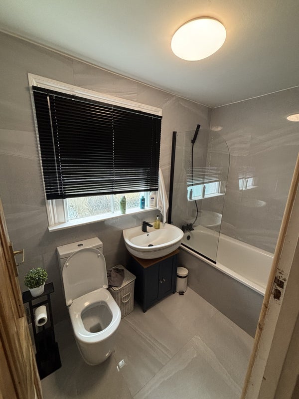 Room Oakhill Road in Greater London