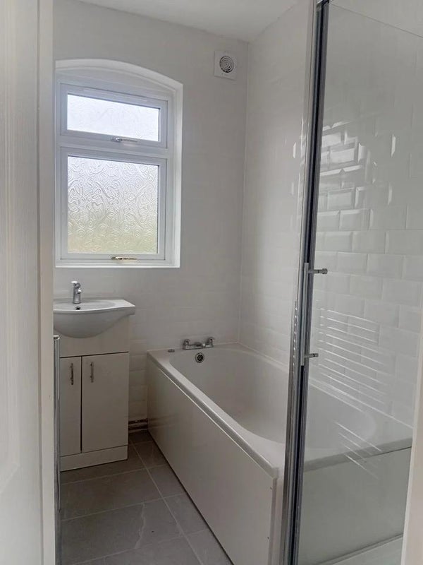Room Elmhurst Avenue in Greater London